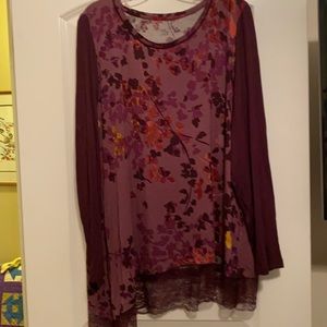 LOGO top. 2X. Rayon/spandex.